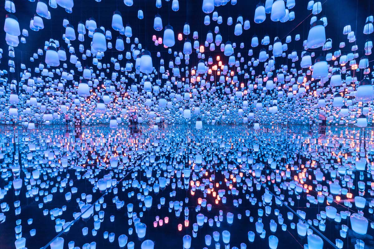 Interactive installation by teamLab. The light of lamps reacts according to the movement of a person. This exhibit is permanently installed in Odaiba, Tokyo.