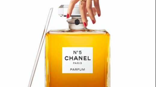 A Chanel az ikonikus 5. számú illat századik évfordulóját ünnepli az eddigi legnagyobb palack piacra dobásával. Mérete 2021 ml és 34000 dollárba kerül.