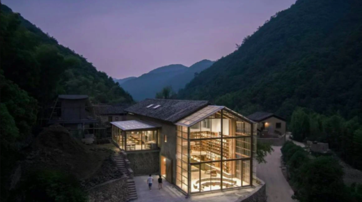 A Kína vidéki részén, egy hegyen elhelyezkedő kapszulaszálló könyvekkel szegélyezett falakkal és lebegő szállásokkal a hőn áhított „2021-es év belsőépítészete” díjat nyert.