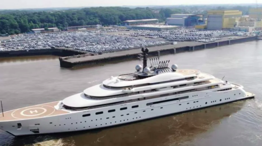 Az emirátusi királyi sejk, Mansour már készen áll, hogy átvegye a világ egyik legnagyobb jachtját. A Manchester City futballklub milliárdos tulajdonosa állítólag több mint 600 millió dollárt fizetett az 160 méter hosszú Lurssen által épített luxusjachtért.