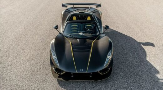 A 3 millió dolláros Hennessey Venom F5 Revolution Roadster egy 1800 lóerős amerikai pályaszörnyeteg.