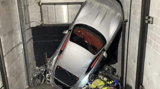 Teljesen megsemmisült egy 250 000 dolláros Ferrari egy floridai kereskedésben, miután lezuhant a liftaknában