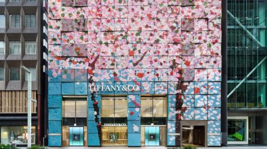 A Tiffany & Co. felújított tokiói üzlete Ginzában Damien Hirst művész lenyűgöző alkotásának köszönhetően teljes virágzásban pompázik.