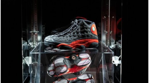 Michael Jordan 1998-as NBA-döntő mérkőzésen viselt Air Jordan 13-as cipője új rekordot döntött, amikor a Sotheby’s-nél 2,2 millió dollárért került a kalapács alá.
