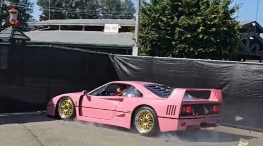 A rózsaszínű Ferrari F40 kipörgött kerekekkel egy kerítésnek ütközött, szűken elkerülve a nagyobb károkat